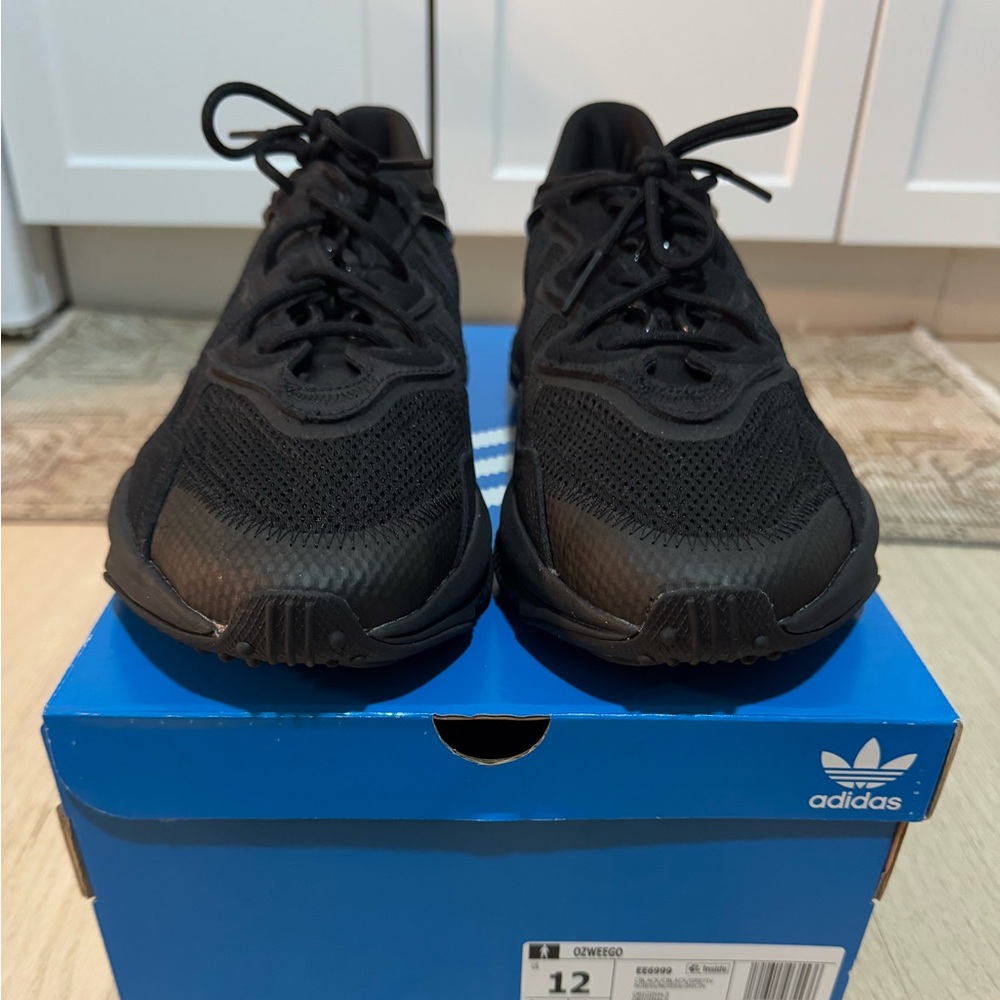Ozweego Black Size 12
